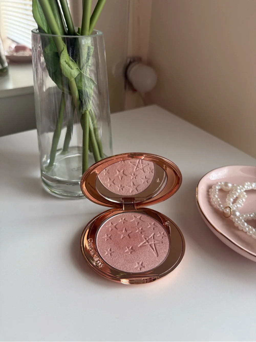 Charlotte tilbury Hollywood Glow Glide face highlighter